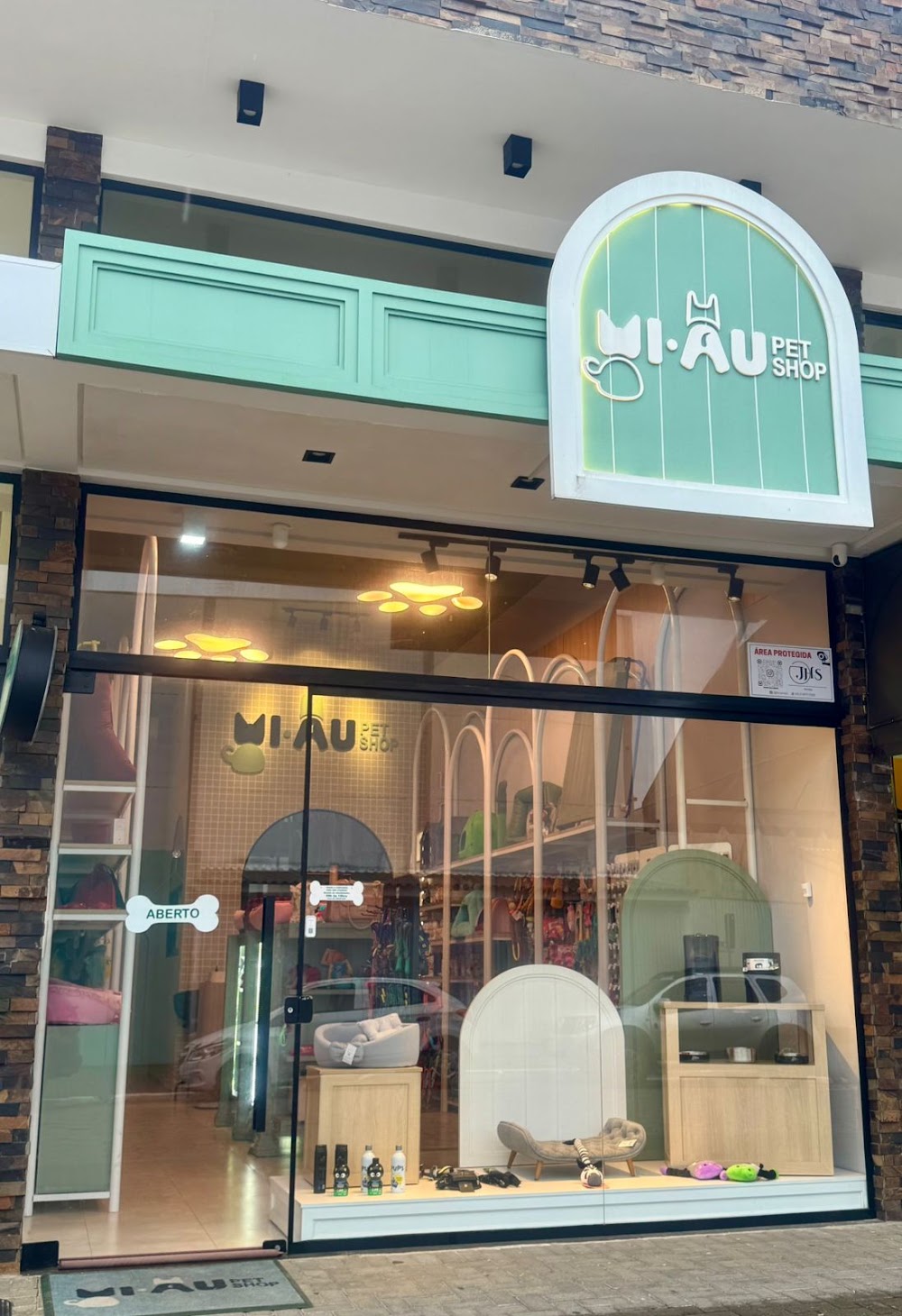 Fachada da loja Mi-AU Pet Shop no Centro de Guaratuba