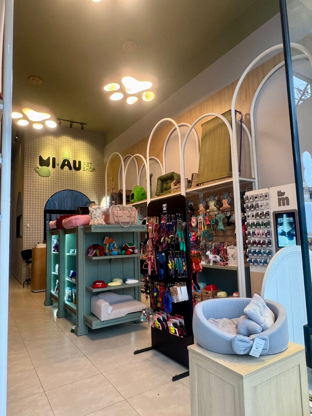 Interior da loja com brinquedos e acessórios